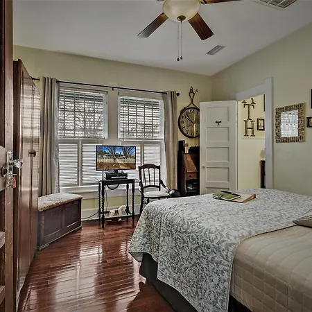 Granbury Gardens Bed And Breakfast-2